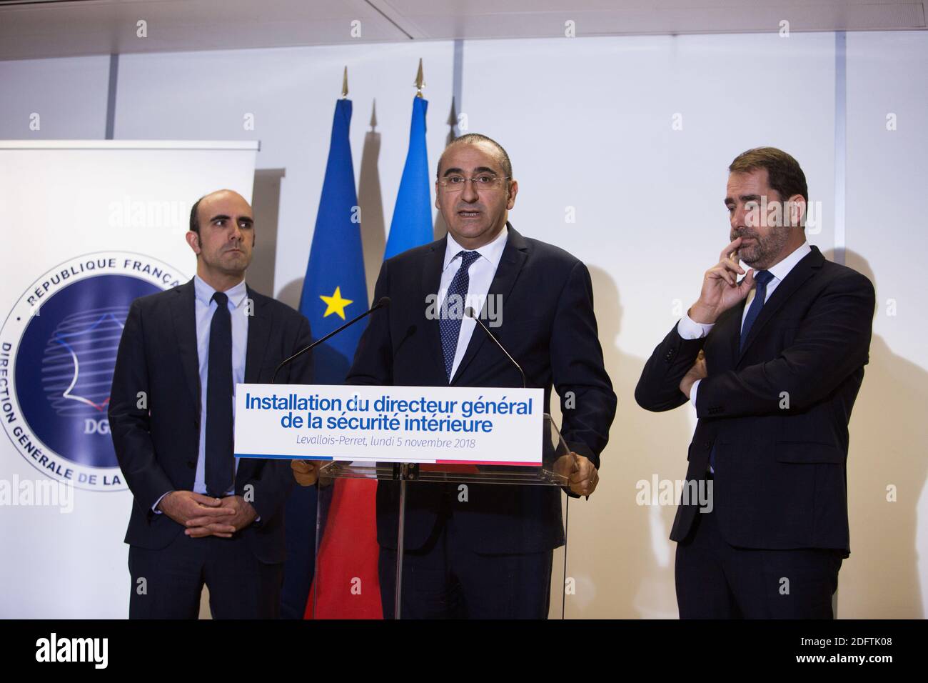 Le 5 novembre, le Premier ministre français chargé des relations avec le Parlement, Christophe Castaner (C), prononce un discours à côté du nouveau chef de l'agence de renseignement française DGSI (Direction générale de la securite interieure), Nicolas Lerner (L) et du Premier ministre rattaché au ministre de l'intérieur, Laurent Nunez (R), 2018 au siège de la DGSI à Levallois-Perret Ouest de Paris, le jour de la prise de fonctions de Lerner. La Direction générale de la sécurité intérieure (DGSI) est une agence française de renseignement chargée de la lutte contre le contre-espionnage, le contre-terrorisme, la lutte contre la cybercriminalité et la surveillance des menaces potentielles Banque D'Images