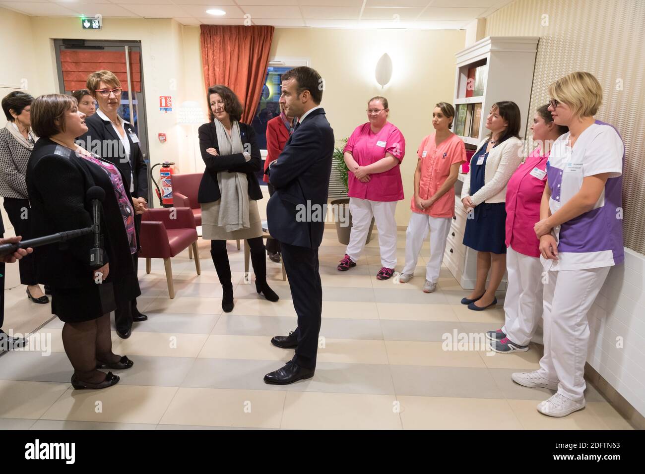 Le président français Emmanuel Macron rencontre avec des jeunes et des éderriles lorsqu'il visite un établissement d'habitation pour personnes âgées dépendantes à Rozoy-sur-serre, dans l'est de la France, le 7 novembre 2018, lors d'une tournée de commémoration de la première Guerre mondiale. Macron est en tournée d'une semaine pour visiter les plus emblématiques monuments français de la première Guerre mondiale, en prévision des célébrations du 100e anniversaire de l'armistice du 11 novembre 1918. Photo de Jacques Witt/Pool/ABACAPRESS.COM Banque D'Images