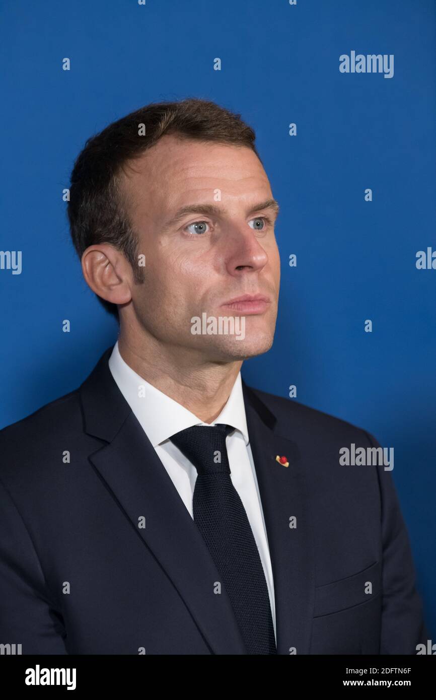 Le Président Français Emmanuel Macron Se Tourne Vers Un établissement De Logement Pour Personnes 
