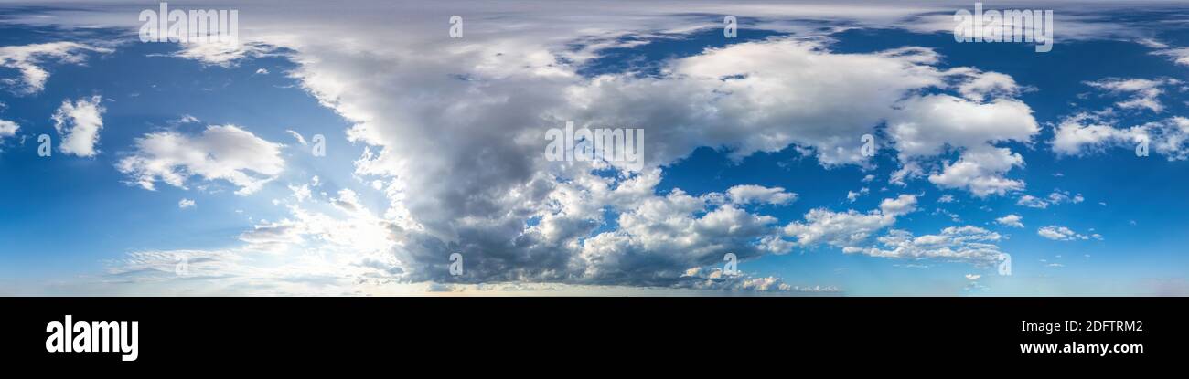 Panorama fluide du ciel avec des nuages Cumulus puffy dans le format sphérique équirectangulaire avec zénith complet pour l'utilisation dans les graphiques 3D, le jeu et Banque D'Images