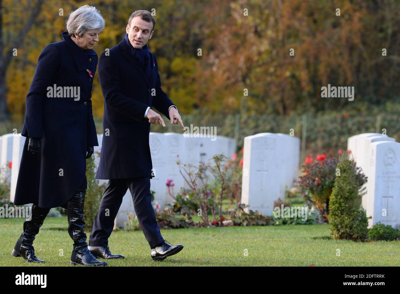 La première ministre britannique Theresa May et le président français Emmanuel Macron visitent le monument commémoratif Thiepval, dans le nord de la France, le 9 novembre 2018. Le mémorial commémore plus de 72,000 hommes des forces britanniques et sud-africaines qui sont morts dans le secteur de la somme avant le 20 mars 1918 et qui n'ont pas de tombe connue, dont la majorité est morte lors de l'offensive de la somme de 1916. Photo par Eliot Blondt/ABACAPRESS.COM Banque D'Images