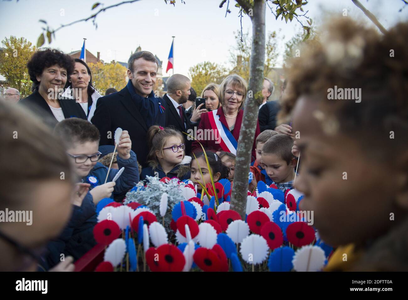 Le président français Emmanuel Macron salue les enfants lorsqu'il arrive au musée « Historial de la Grande Guerre » de la première Guerre mondiale à Peronne, le 9 novembre 2018, dans le cadre d'une tournée de commémoration de la première Guerre mondiale. Photo par ELIOT BLONDT/ABACAPRESS.COM Banque D'Images