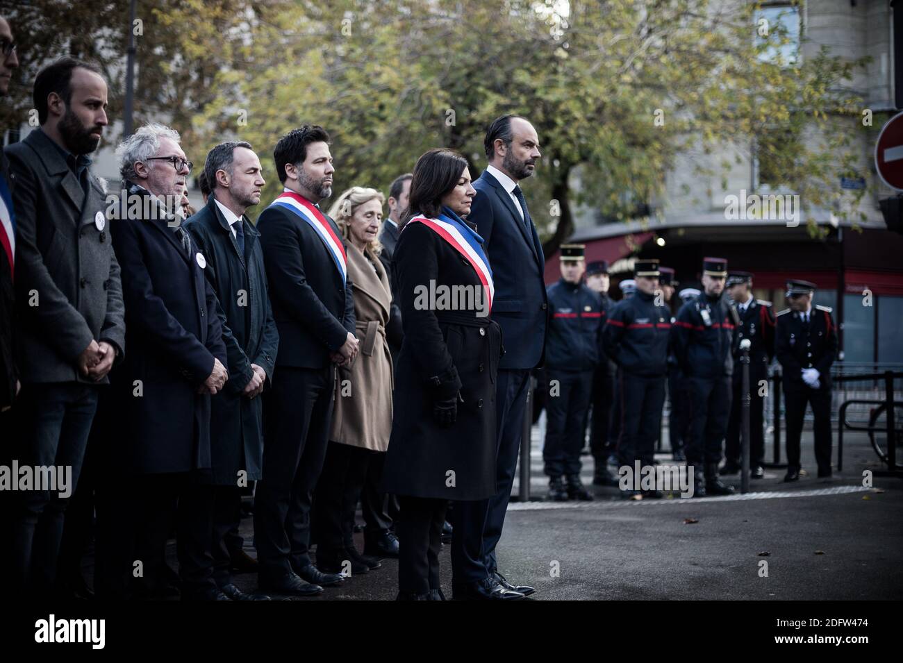 Edouard PHILIPPE (Premier ministre français) et Anne HIDALGO (Maire de Paris).commémorations des attentats de Paris , 13 novembre 2015. Ici, au lieu de la troisième attaque, 'la bonne bière', rue de la Fontaine au Roi, Paris, (75), France, 13 novembre 2018. Photo de Nicolas Messyasz/Pool/ABACAPRESS.COM Banque D'Images