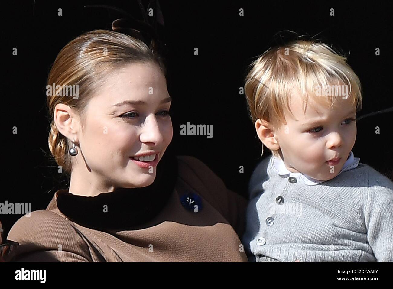 Beatrice Borromeo Casiraghi et son fils Stephano sur le balcon du