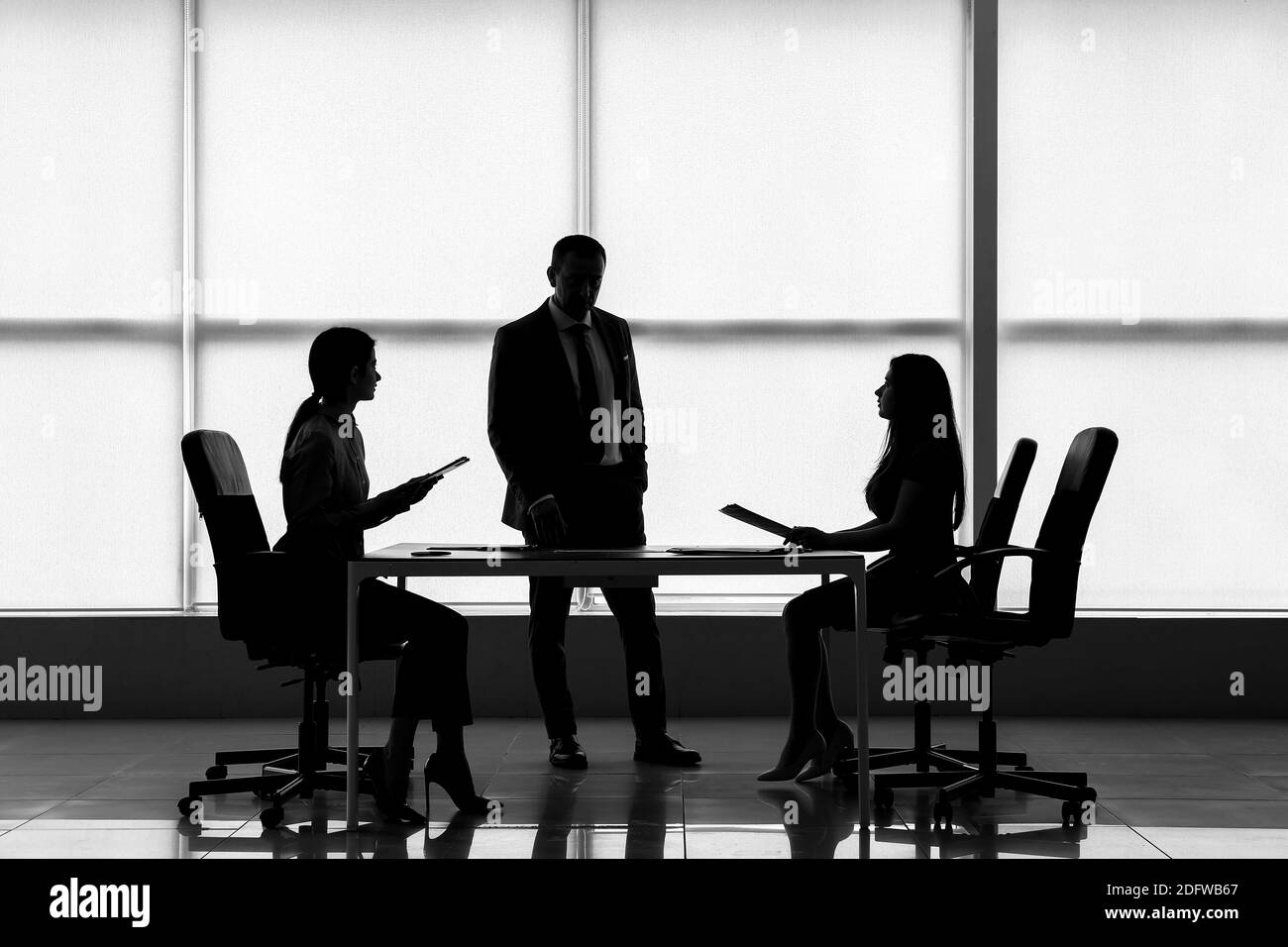 Silhouette de professionnels au bureau Banque D'Images