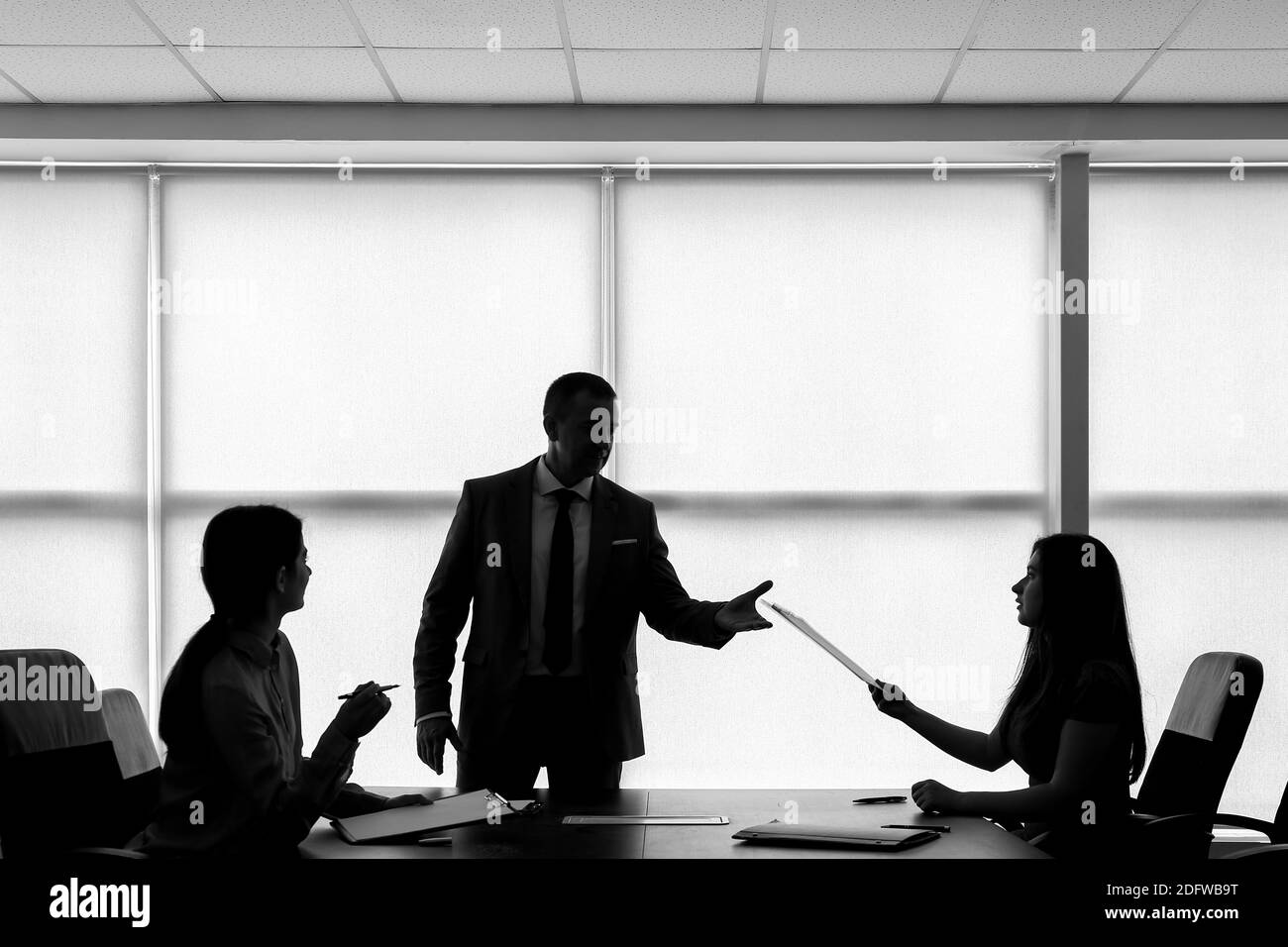 Silhouettes d'un groupe de gens d'affaires au bureau Banque D'Images