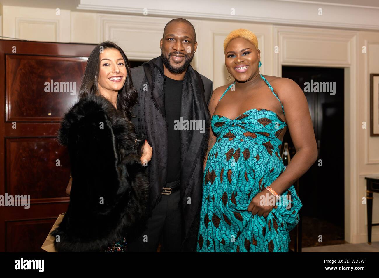 Le joueur de basket-ball français Florent Pietrus (C.) et Isabelle Yacoubou (R.) à l'événement caritatif de collecte de fonds pour l'association Play International à l'Hôtel Shangri-la, Paris, France, le 21 novembre 2018. Photo de Daniel Derajinski/ABACAPRESS.COM Banque D'Images