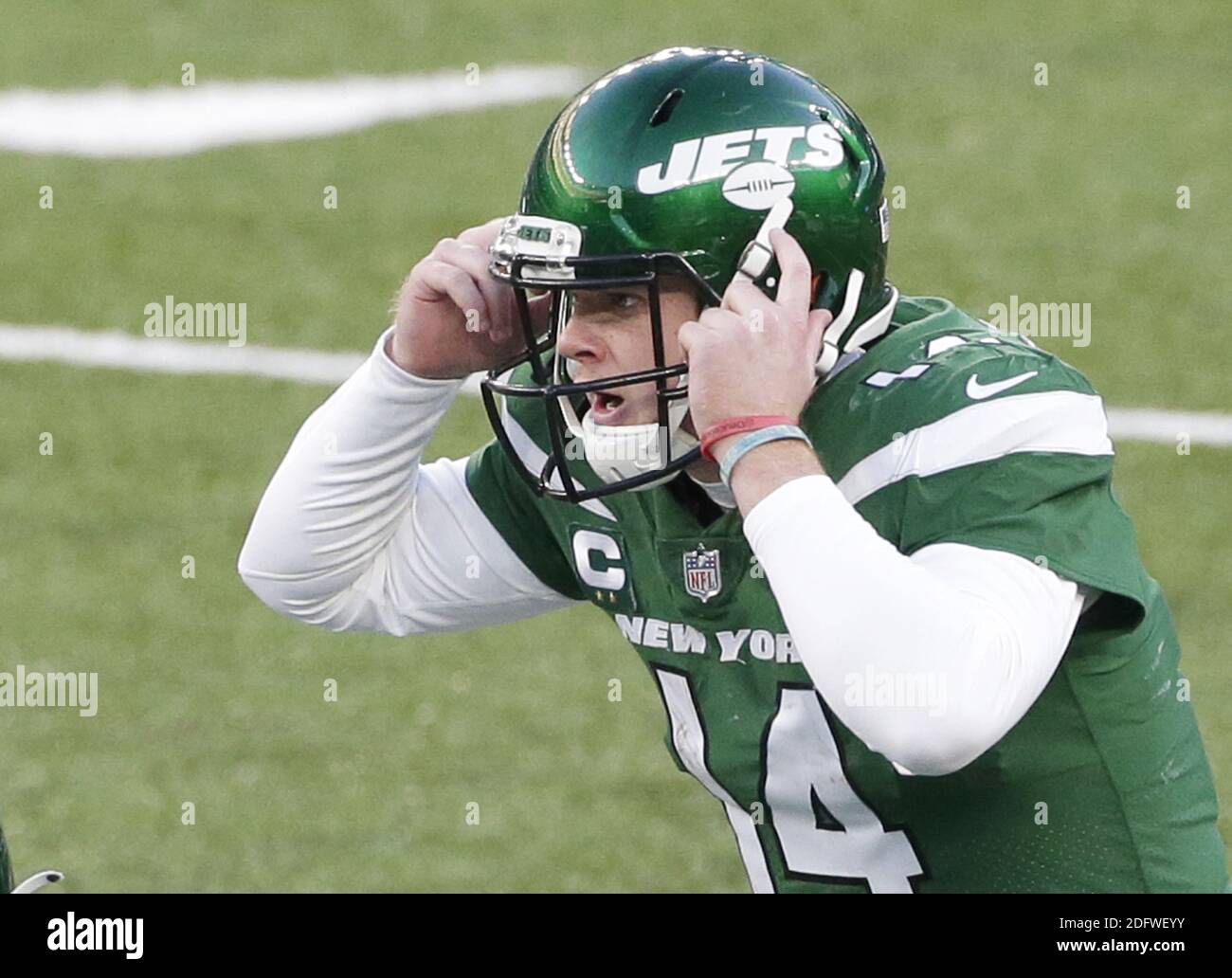 East Rutherford, États-Unis. 06e décembre 2020. Les New York Jets Sam Darnold lance un match dans la seconde moitié contre les Las Vegas Raiders au stade MetLife à East Rutherford, NJ, le dimanche 6 décembre 2020, au cours de la semaine 13 de la saison NFL. Les Raiders ont battu les New York Jets 31-28. Photo de John Angelillo/UPI crédit: UPI/Alay Live News Banque D'Images