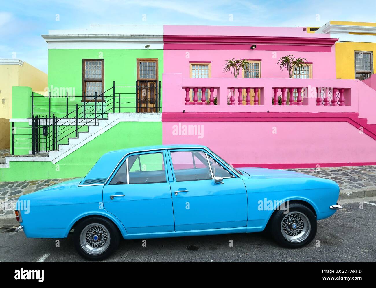 Bo-Kaap maisons colorées et voiture bleue au Cap, Afrique du Sud. Quartier traditionnel de Bokaap maisons colorées. Anciennement quartier malais. Banque D'Images