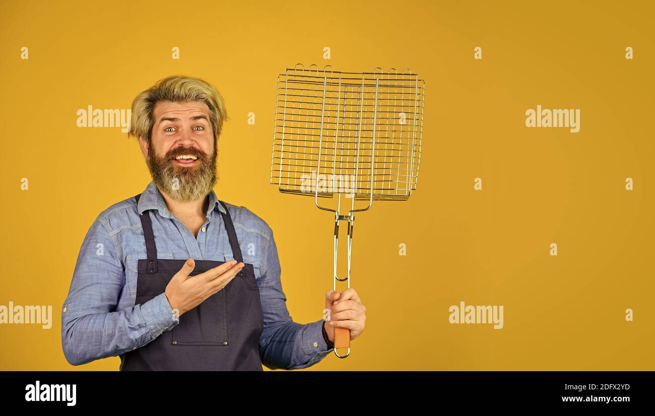 Qui cuisinent mieux. Le défi ultime de la cuisine. Préparez le dîner pour la famille. Utilisez des ustensiles de cuisine et divers produits. Le chef mûr utilise des ustensiles de cuisine pour le barbecue. Outils pour rôtir la viande. Banque D'Images