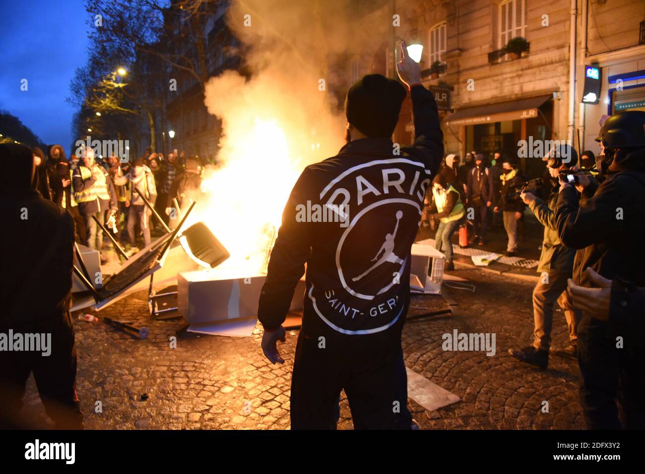 L'affrontement de la police le samedi 8 décembre 2018 à Paris, en France,  avec des manifestants qui organisent un quatrième week-end de 'gilets jaunes',  des manifestations contre le gouvernement du président Macron.