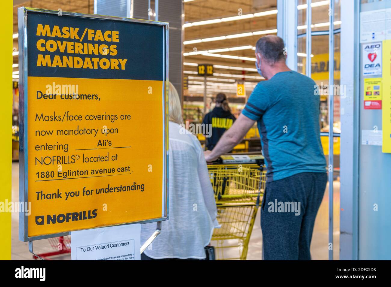 Masque couvrant le panneau obligatoire, COVID-19, Toronto, Canada Banque D'Images Masque couvrant le panneau obligatoire, COVID-19, Toronto, Canada Banque D'Images