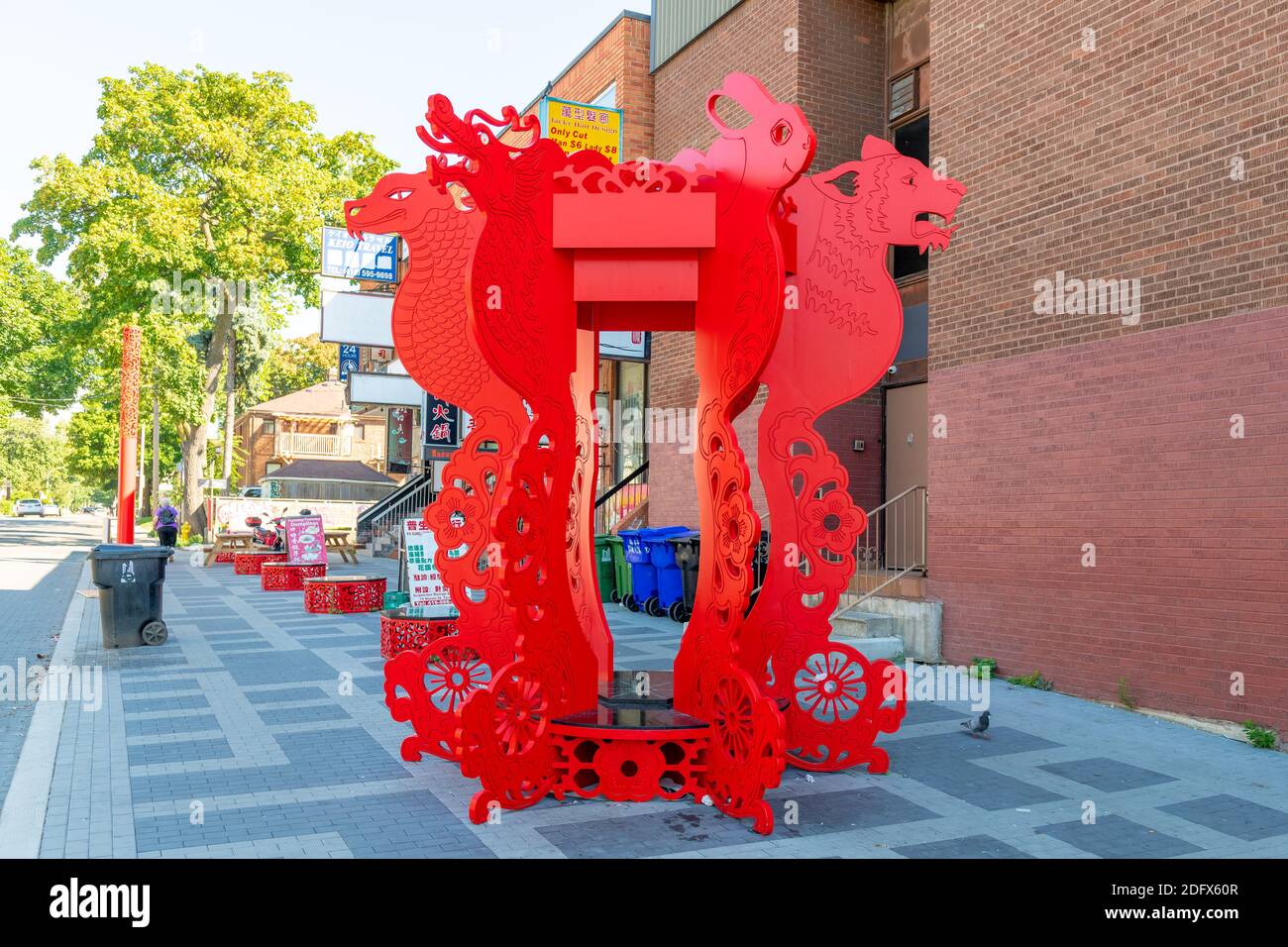 Sièges dans le trottoir de Chinatown à Toronto, Canada Banque D'Images