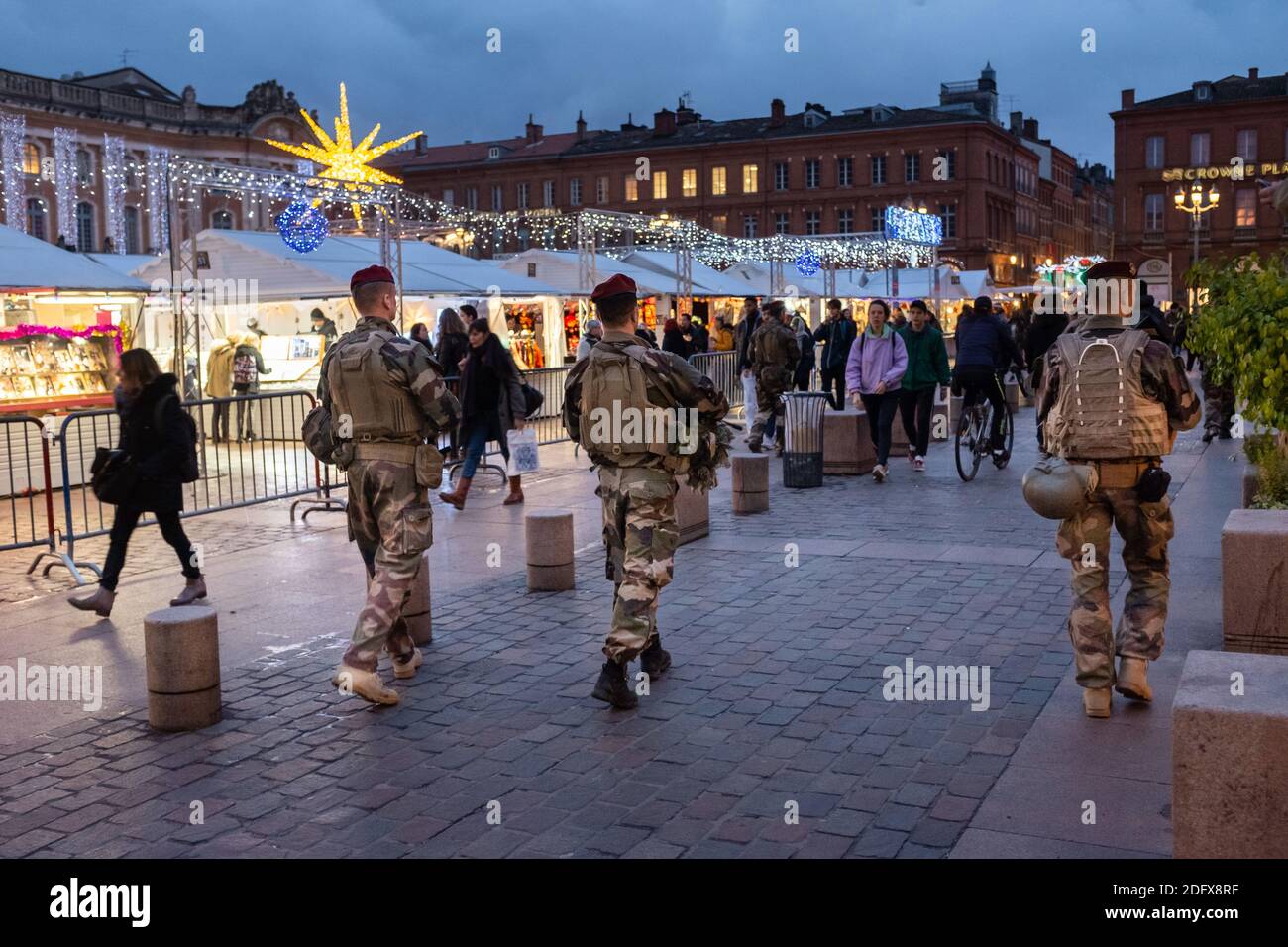 A la fin de l'année, le marché traditionnel de Noël de Toulouse (France) est situé sur la place du Capitole. Après l'attaque terroriste à Strasbourg, le système de sécurité est renforcé : perquisitions de sacs à l'entrée, blocs anti-intrusion de véhicules, patrouilles de l'armée (dispositif de Vigipirate) et officiers de police. Photo de Patrick Batard/ABACAPRESS.COM Banque D'Images