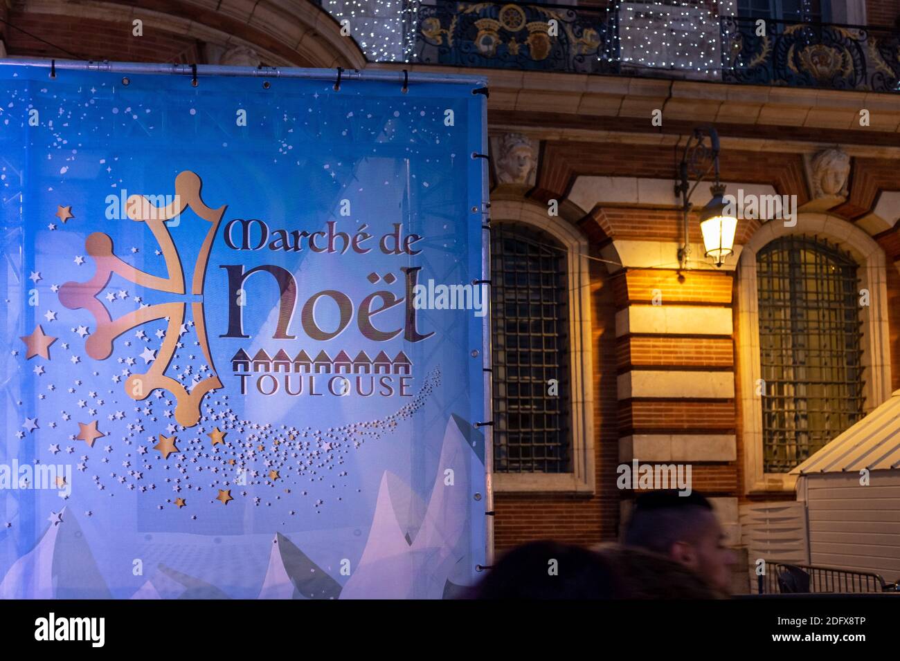 A la fin de l'année, le marché traditionnel de Noël de Toulouse (France) est situé sur la place du Capitole. Après l'attaque terroriste à Strasbourg, le système de sécurité est renforcé : perquisitions de sacs à l'entrée, blocs anti-intrusion de véhicules, patrouilles de l'armée (dispositif de Vigipirate) et officiers de police. Photo de Patrick Batard/ABACAPRESS.COM Banque D'Images
