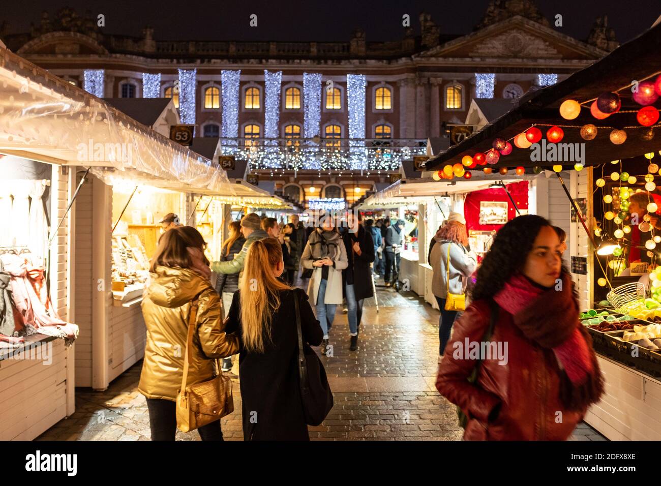 A la fin de l'année, le marché traditionnel de Noël de Toulouse (France) est situé sur la place du Capitole. Après l'attaque terroriste à Strasbourg, le système de sécurité est renforcé : perquisitions de sacs à l'entrée, blocs anti-intrusion de véhicules, patrouilles de l'armée (dispositif de Vigipirate) et officiers de police. Photo de Patrick Batard/ABACAPRESS.COM Banque D'Images