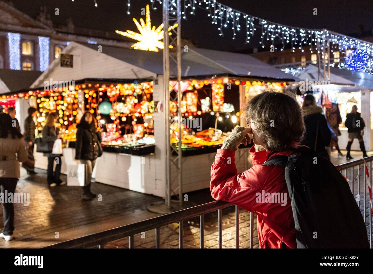 A la fin de l'année, le marché traditionnel de Noël de Toulouse (France) est situé sur la place du Capitole. Après l'attaque terroriste à Strasbourg, le système de sécurité est renforcé : perquisitions de sacs à l'entrée, blocs anti-intrusion de véhicules, patrouilles de l'armée (dispositif de Vigipirate) et officiers de police. Photo de Patrick Batard/ABACAPRESS.COM Banque D'Images
