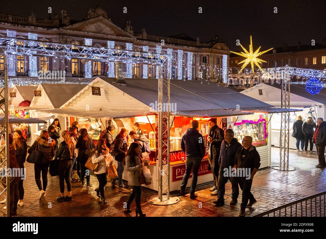 A la fin de l'année, le marché traditionnel de Noël de Toulouse (France) est situé sur la place du Capitole. Après l'attaque terroriste à Strasbourg, le système de sécurité est renforcé : perquisitions de sacs à l'entrée, blocs anti-intrusion de véhicules, patrouilles de l'armée (dispositif de Vigipirate) et officiers de police. Photo de Patrick Batard/ABACAPRESS.COM Banque D'Images