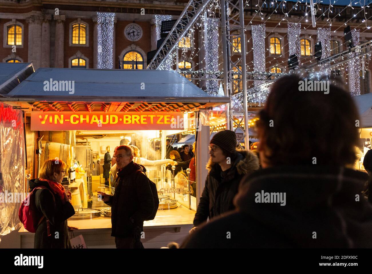 A la fin de l'année, le marché traditionnel de Noël de Toulouse (France) est situé sur la place du Capitole. Après l'attaque terroriste à Strasbourg, le système de sécurité est renforcé : perquisitions de sacs à l'entrée, blocs anti-intrusion de véhicules, patrouilles de l'armée (dispositif de Vigipirate) et officiers de police. Photo de Patrick Batard/ABACAPRESS.COM Banque D'Images