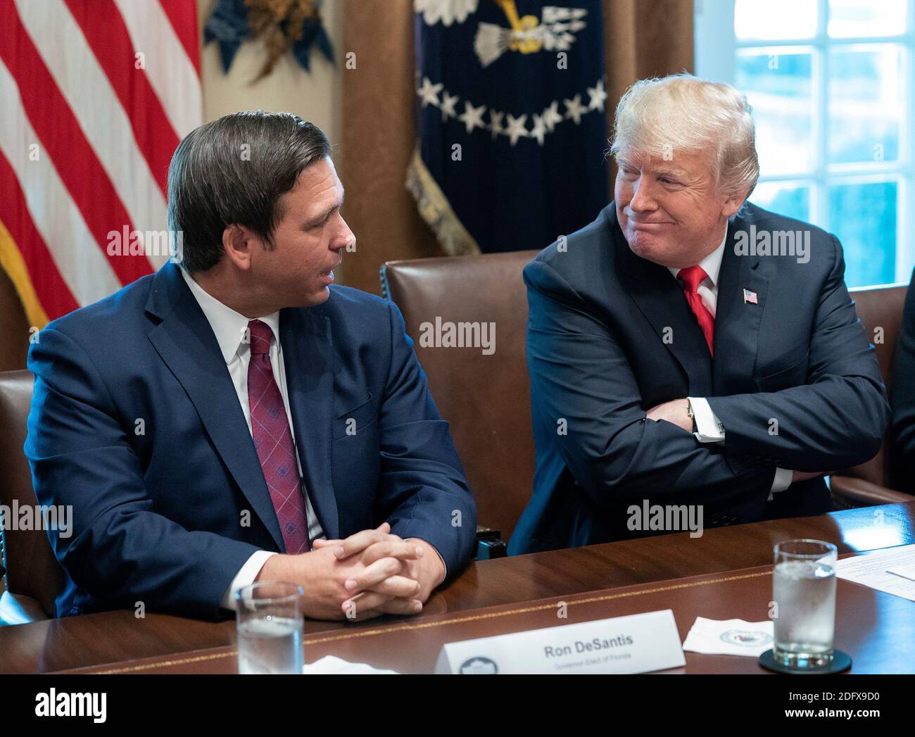 12 décembre 2018 - Washington, DC, États-Unis : le président des États-Unis Donald J. Trump écoute le gouverneur élu Ron DeSantis de Floride lors d'une réunion avec les gouverneurs élus à la Maison Blanche. (Chris Kleponis / Polaris) Banque D'Images