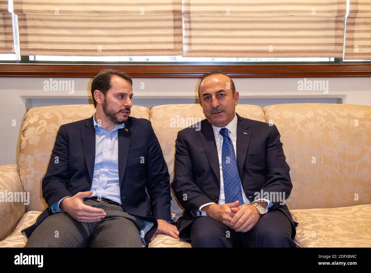 De L : le ministre turc des Finances Berat Albayrak (le fils de droit d'Erdogan) et le ministre des Affaires étrangères Mevlut Cavusoglu assistent au Forum de Doha, à Doha, au Qatar, le 15 décembre 2018. Photo par Ammar Abd Rabbo/ABACAPRESS.COM Banque D'Images