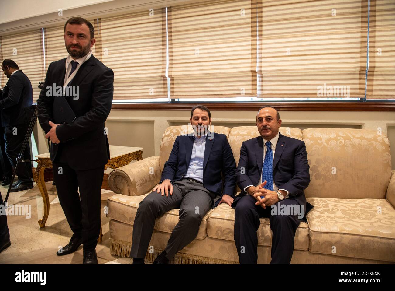 (Assis, de L) : le ministre turc des Finances Berat Albayrak (le fils de droit d'Erdogan) et le ministre des Affaires étrangères Mevlut Cavusoglu assistent au Forum de Doha, à Doha, au Qatar, le 15 décembre 2018. Photo par Ammar Abd Rabbo/ABACAPRESS.COM Banque D'Images
