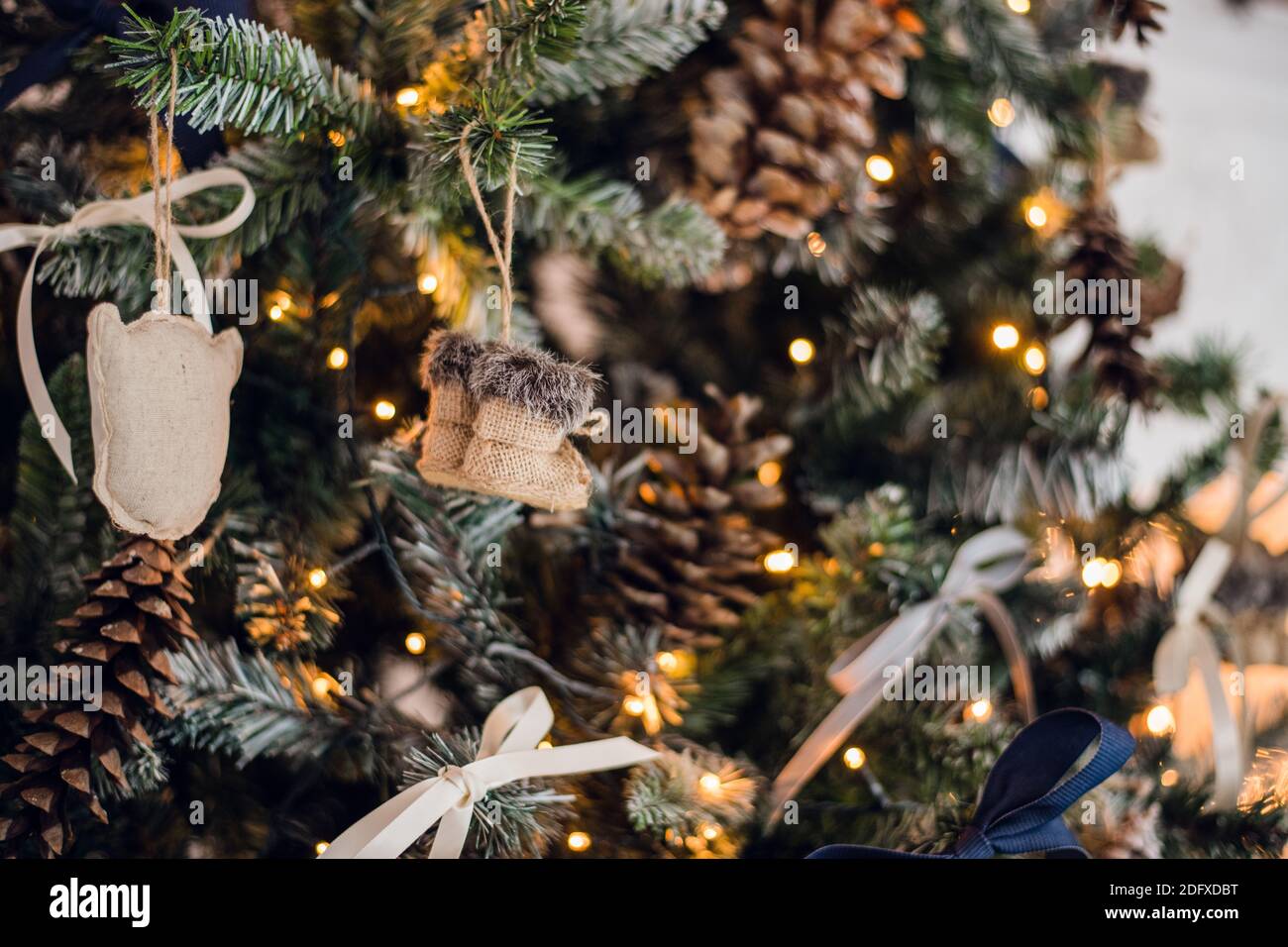 Bottes en feutre décorées accrochées à l'arbre de Noël Banque D'Images