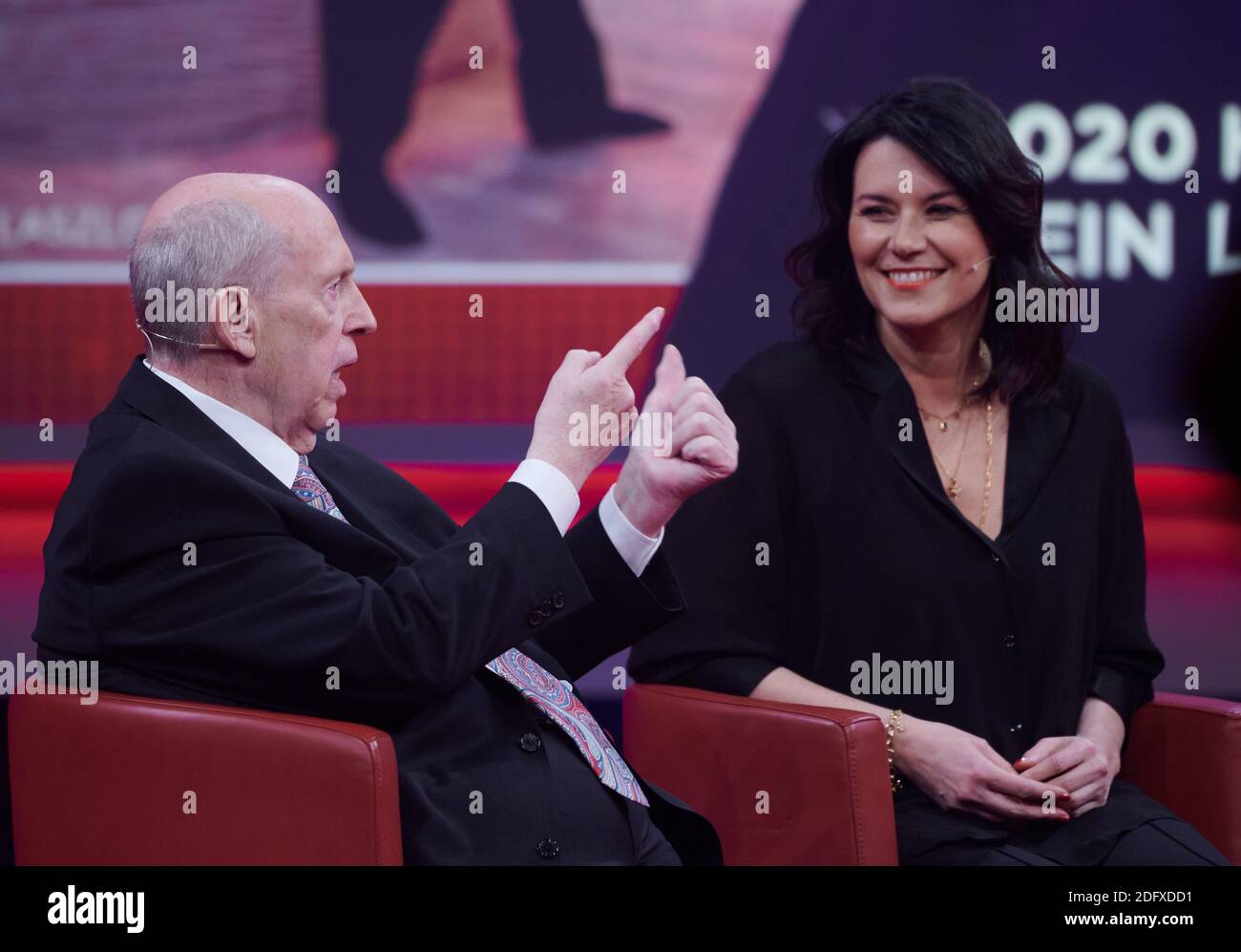 Düsseldorf, Allemagne. 06e décembre 2020. Le responsable du football Reiner Calmund (l) et Mme Sylvia (r) sont assis dans le studio pour la revue annuelle RTL 'People, Images, Emotionss' 2020'. Credit: Henning Kaiser/dpa/Alay Live News Banque D'Images