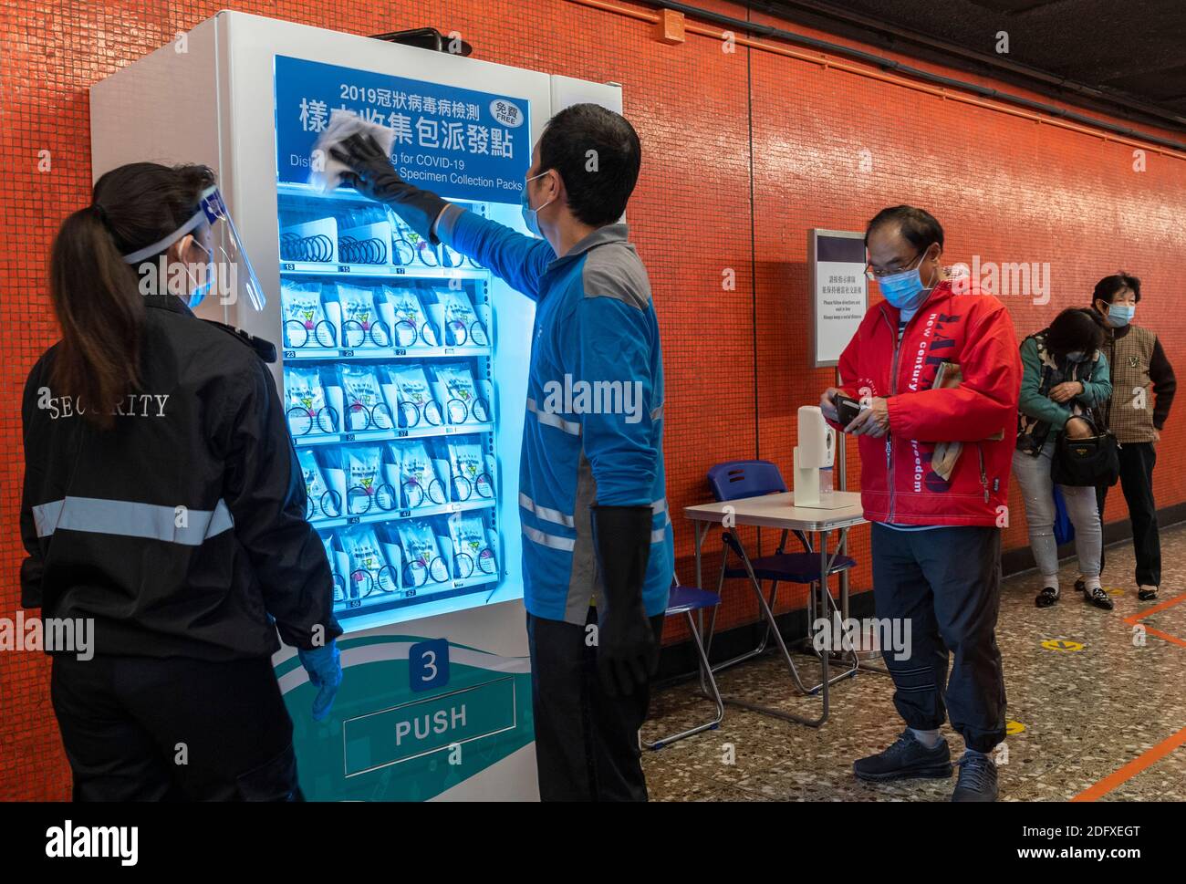 Hong Kong, Chine. 07ème décembre 2020. Les distributeurs automatiques sont installés à 10 MTR (Mass Transit Railway stations pour le public afin de recueillir les paquets de collecte de spécimens COVID-19 avec commodité. Alors qu'une 4e vague de cas Covid-19 touche Hong Kong, le nouveau distributeur automatique de MTR à North point Station est très populaire. 10,000 bocaux seront distribués chaque jour avec des colis fournis par un entrepreneur du gouvernement. Une fois utilisés, les membres du public peuvent déposer les pots dans les cliniques de patience externe de l'administration hospitalière ou dans 13 cliniques du ministère de la Santé. Alamy Live News Banque D'Images