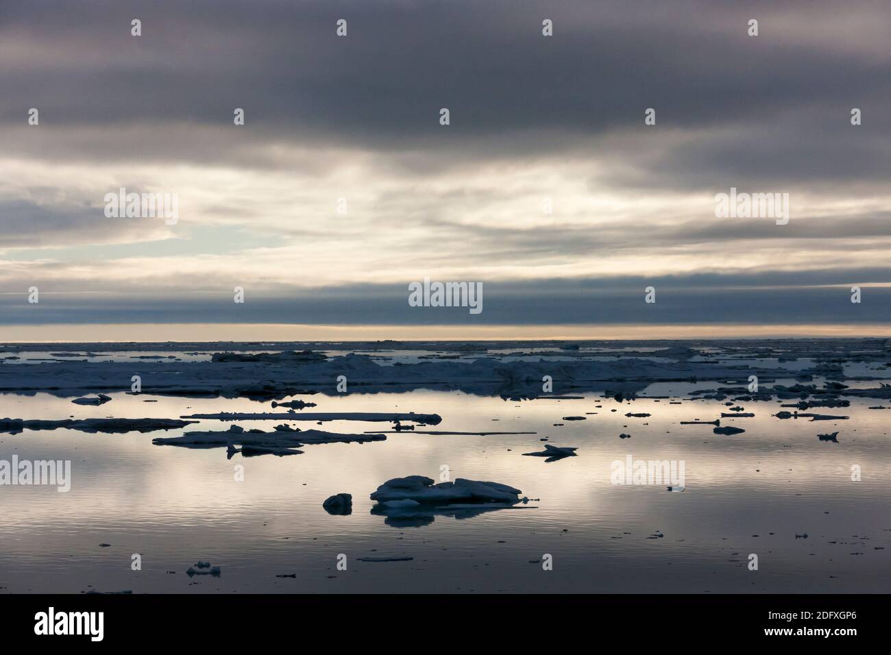 La glace flottante dans la mer de Chukchi au coucher du soleil, la Russie extrême-orient Banque D'Images