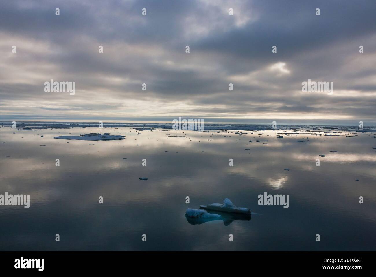 La glace flottante dans la mer de Chukchi au coucher du soleil, la Russie extrême-orient Banque D'Images
