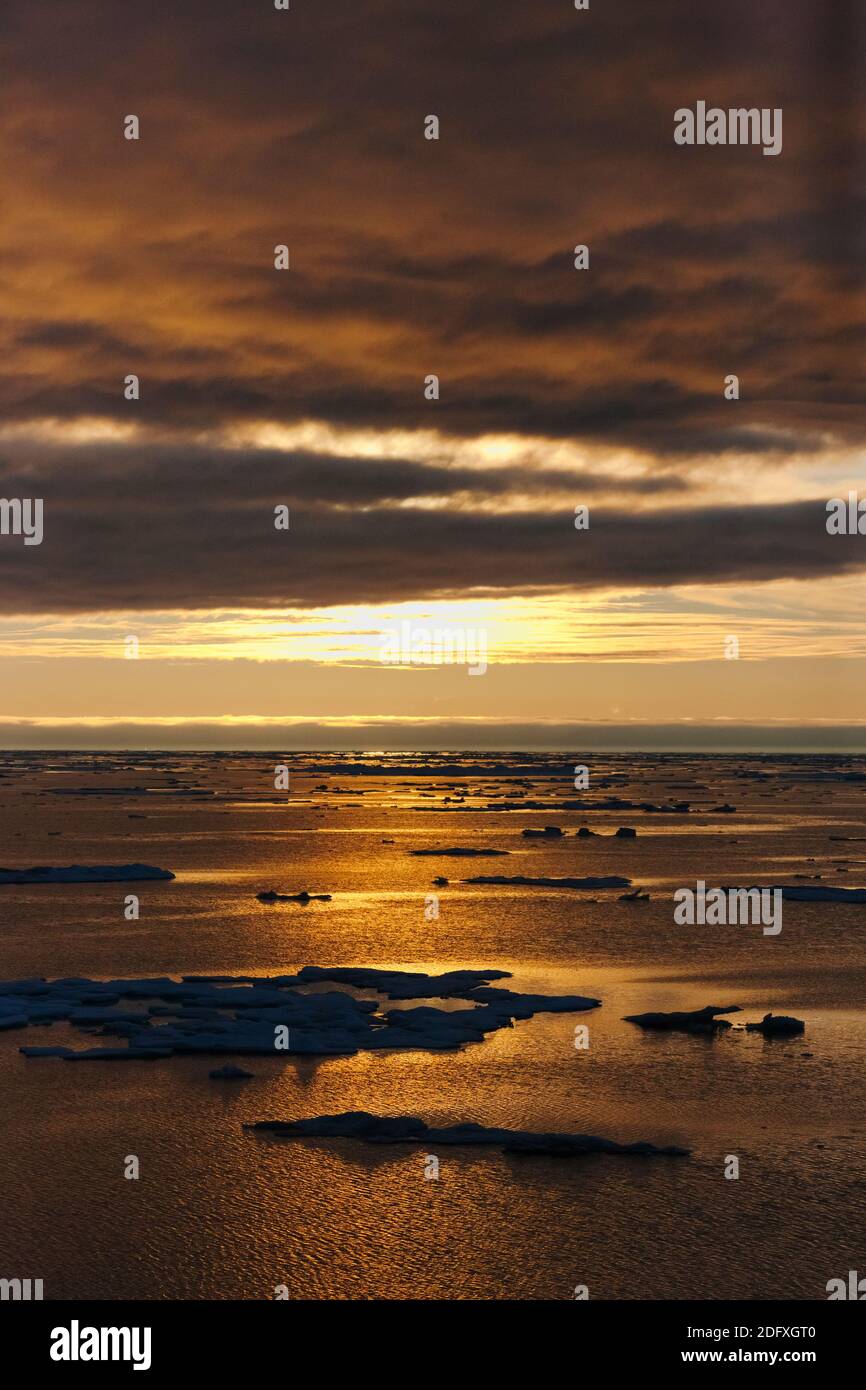 Vue du coucher de soleil de glace flottante en mer de Tchoukotka, en Russie extrême-orient Banque D'Images
