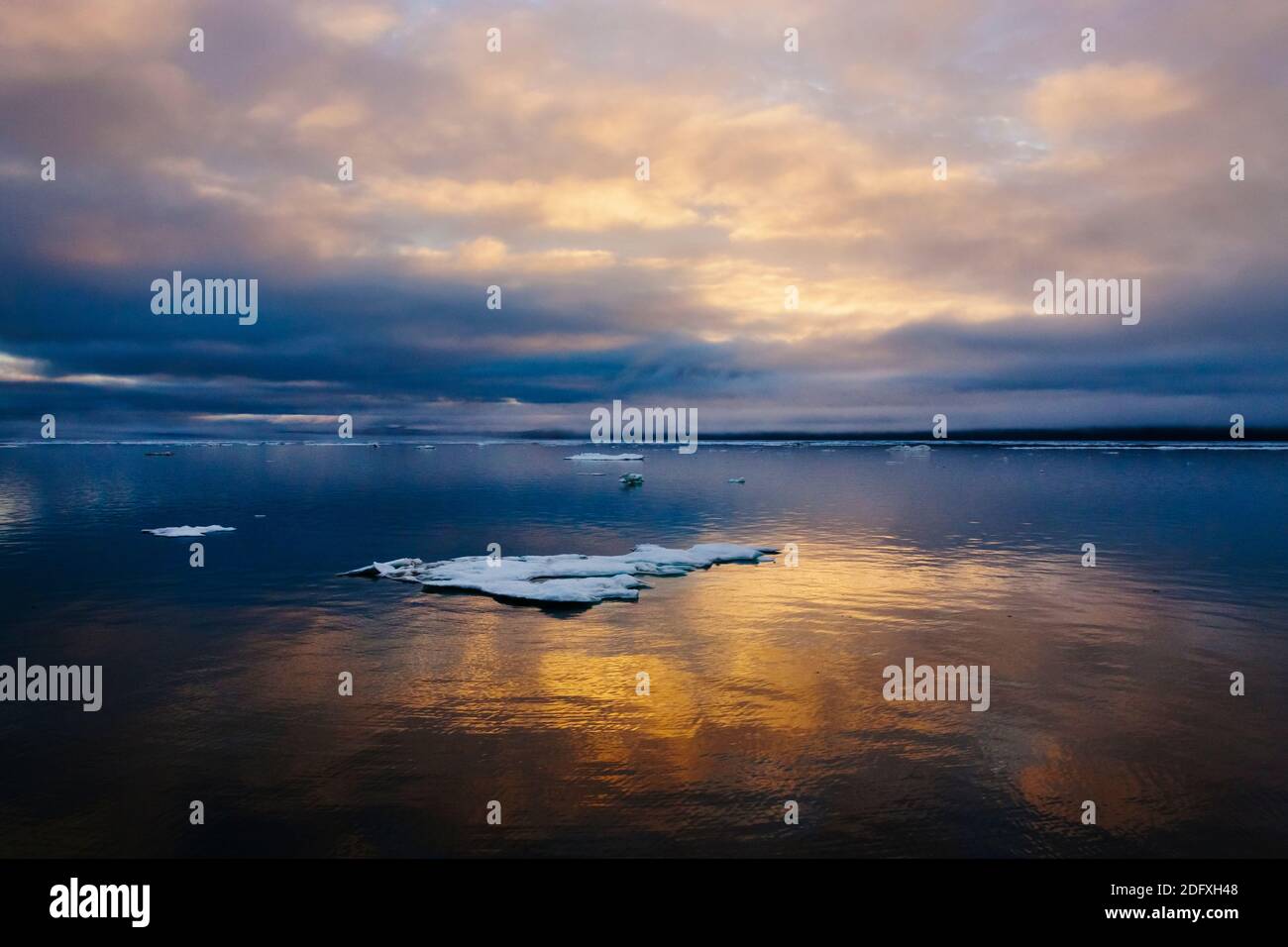Vue du coucher de soleil de glace flottant sur la mer de Béring, la Russie extrême-orient Banque D'Images