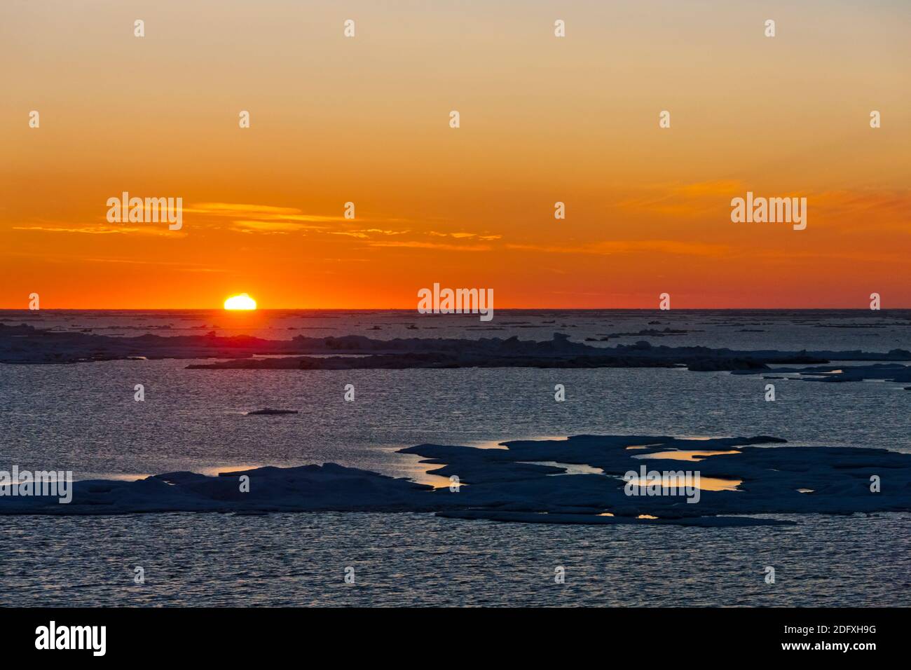 Vue du coucher de soleil de glace flottante en mer de Béring, la Russie extrême-orient Banque D'Images