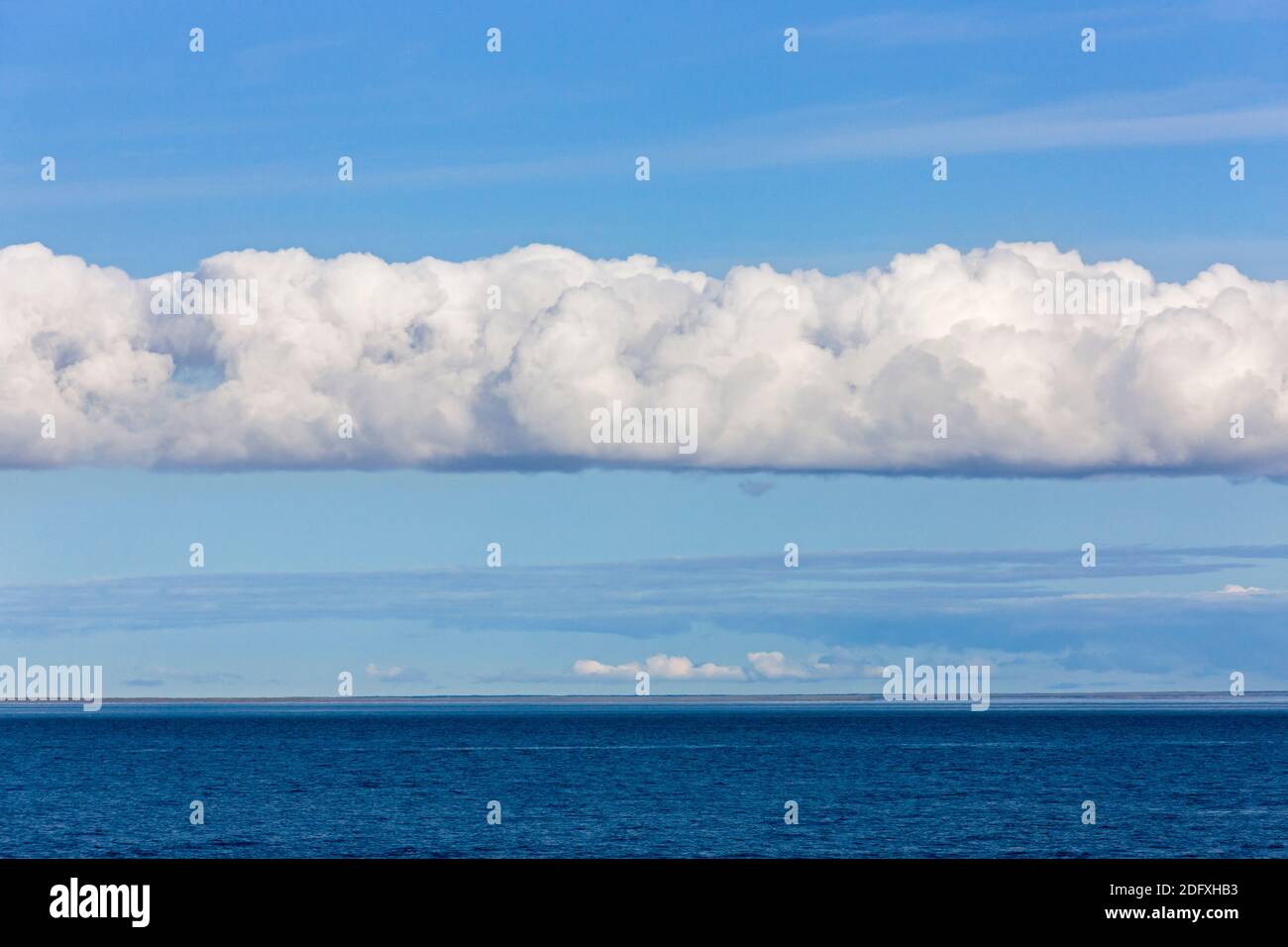 Nuages au-dessus de l'océan, Cap Onman, mer de Chukchi, Russie extrême-Orient Banque D'Images