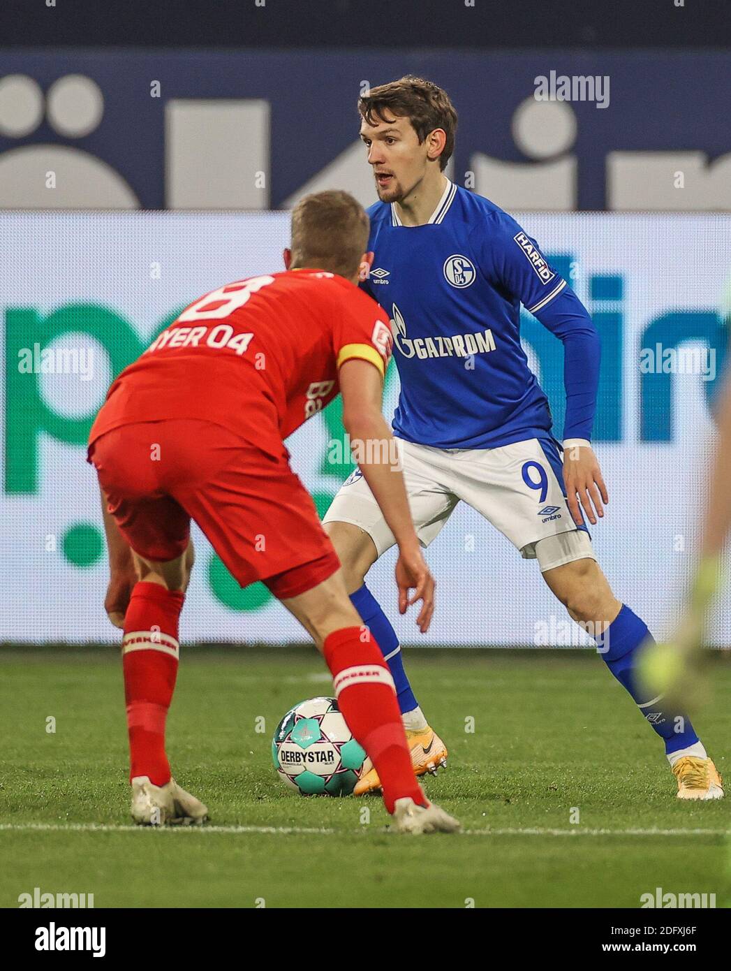 Gelsenkirchen, Allemagne. 6 décembre 2020. Benito Raman (R) de Schalke 04 vies avec Lars Bender de Leverkusen lors d'un match de football allemand Bundesliga entre le FC Schalke 04 et Bayer 04 Leverkusen à Gelsenkirchen, Allemagne, 6 décembre 2020. Crédit : Tim Rehbein/RHR-FOTO/Pool/Handout via Xinhua/Alay Live News Banque D'Images