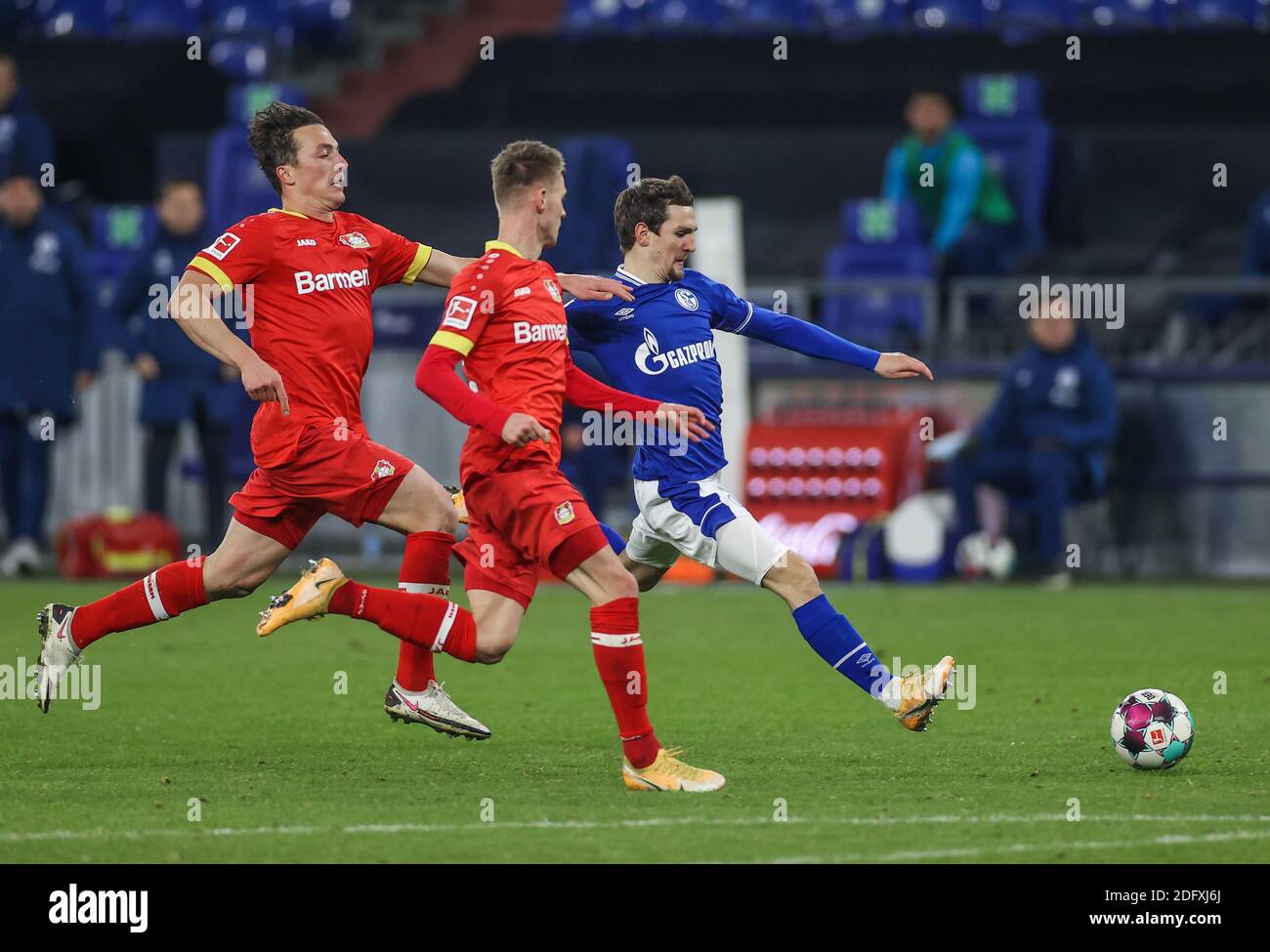 Gelsenkirchen, Allemagne. 6 décembre 2020. Benito Raman (R) de Schalke 04 tourne lors d'un match de football allemand Bundesliga entre le FC Schalke 04 et le Bayer 04 Leverkusen à Gelsenkirchen, Allemagne, le 6 décembre 2020. Crédit : Tim Rehbein/RHR-FOTO/Pool/Handout via Xinhua/Alay Live News Banque D'Images