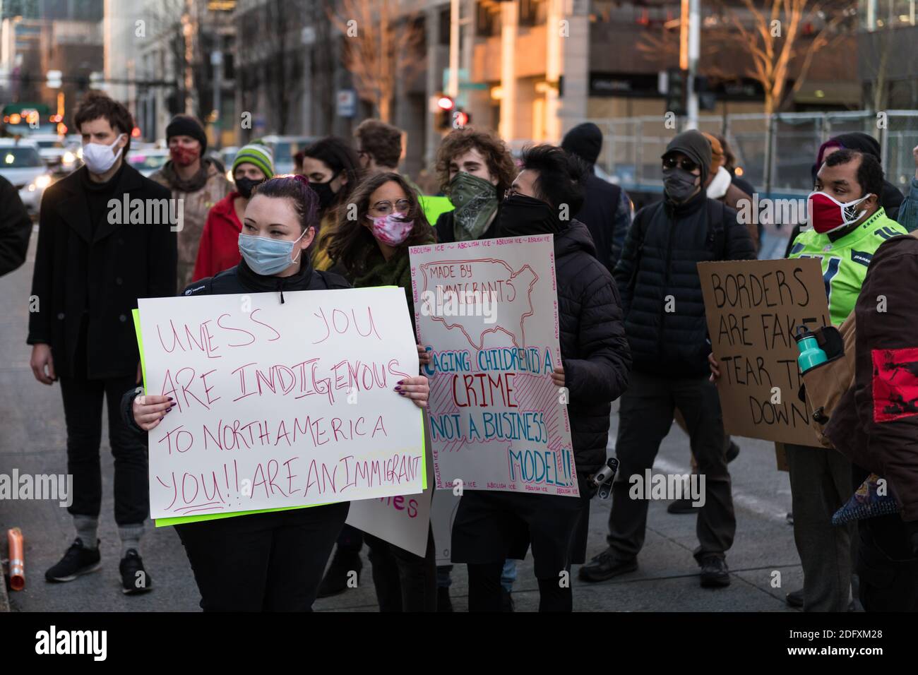 Seattle, États-Unis. 6 décembre 2020. Tard dans la journée, les manifestants au Seattle immigrants Rally et mars dans le centre-ville sur 2nd avenue, se tiennent en solidarité avec les immigrants détenus en grève de la faim au centre de détention de NW Ice. Crédit : James Anderson/Alay Live News Banque D'Images