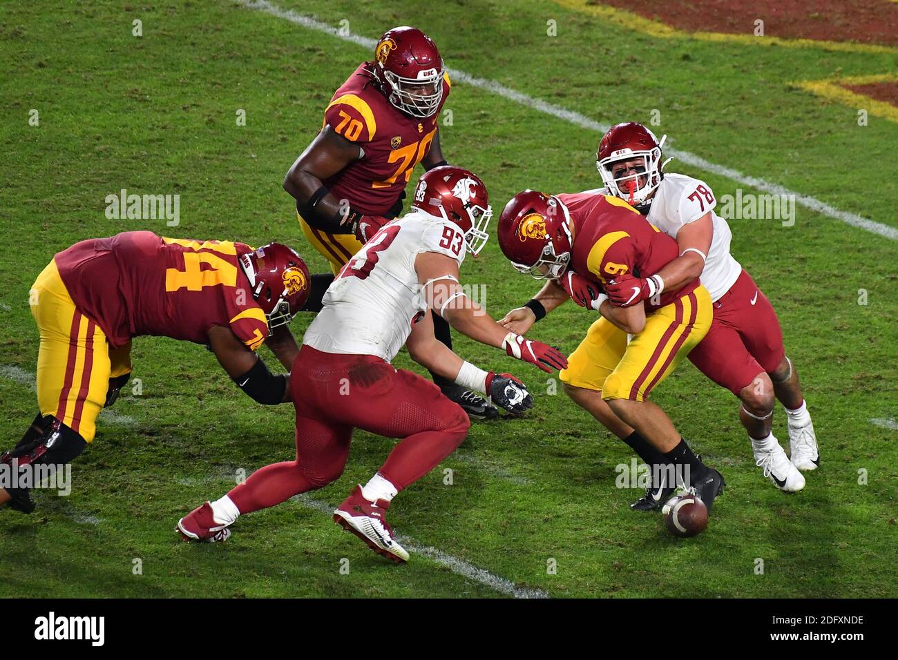 Los Angeles, Californie. 6 décembre 2020. Le quarterback de l'USC Trojans Kedon Slovis #9 est touché par la fin défensive des Cougars de l'État de Washington Quinn Roff #78 et les Cougars de l'État de Washington, le joueur de ligne défensive Christian Mejia #93, et fume le ballon, Les Slovis ont retrouvé le ballon en action au cours du troisième trimestre, le match de football NCAA entre les chevaux de Troie USC et les Cougars de l'État de Washington au Colisée de Los Angeles, Californie. Les chevaux de Troie USC ont vaincu les Cougars de l'État de Washington 38-13. Crédit photo obligatoire : Louis Lopez/CSM/Alay Live News Banque D'Images