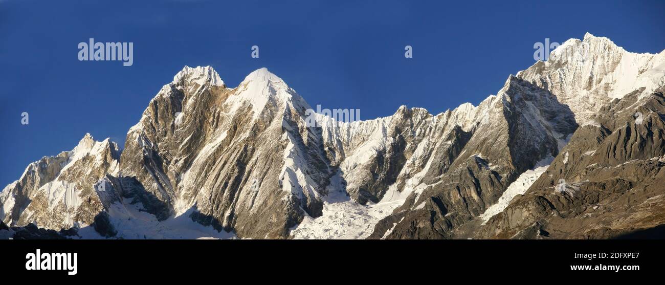 Montagne de Jirishanca dans les hautes Andes, Cordillera Huayhuash, Andes, Pérou, Amérique du Sud Banque D'Images