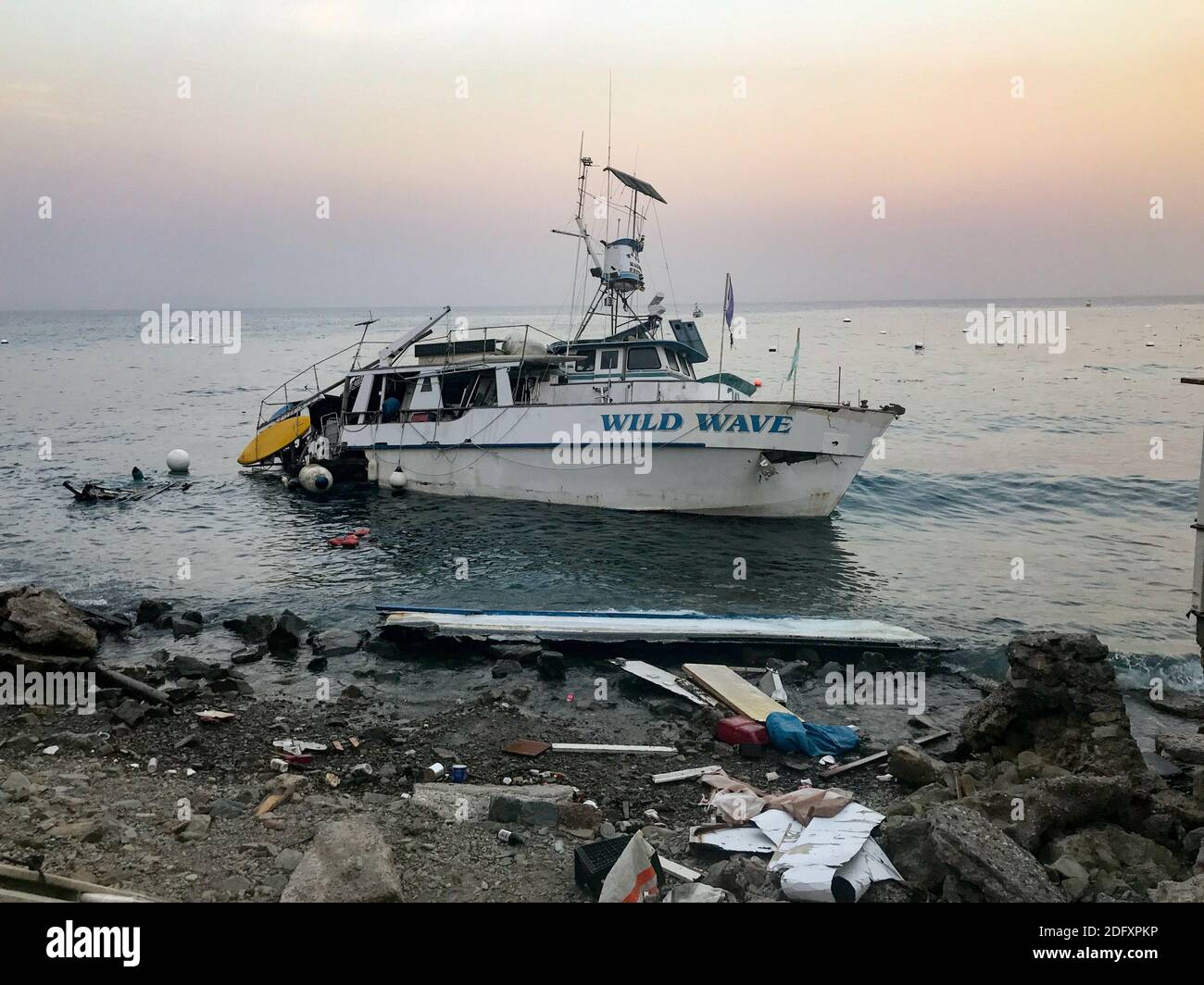 Le bateau Wild Wave à terre sur l'île de Catalina, Los Angeles, Californie, après un vent de Santa Ana Banque D'Images