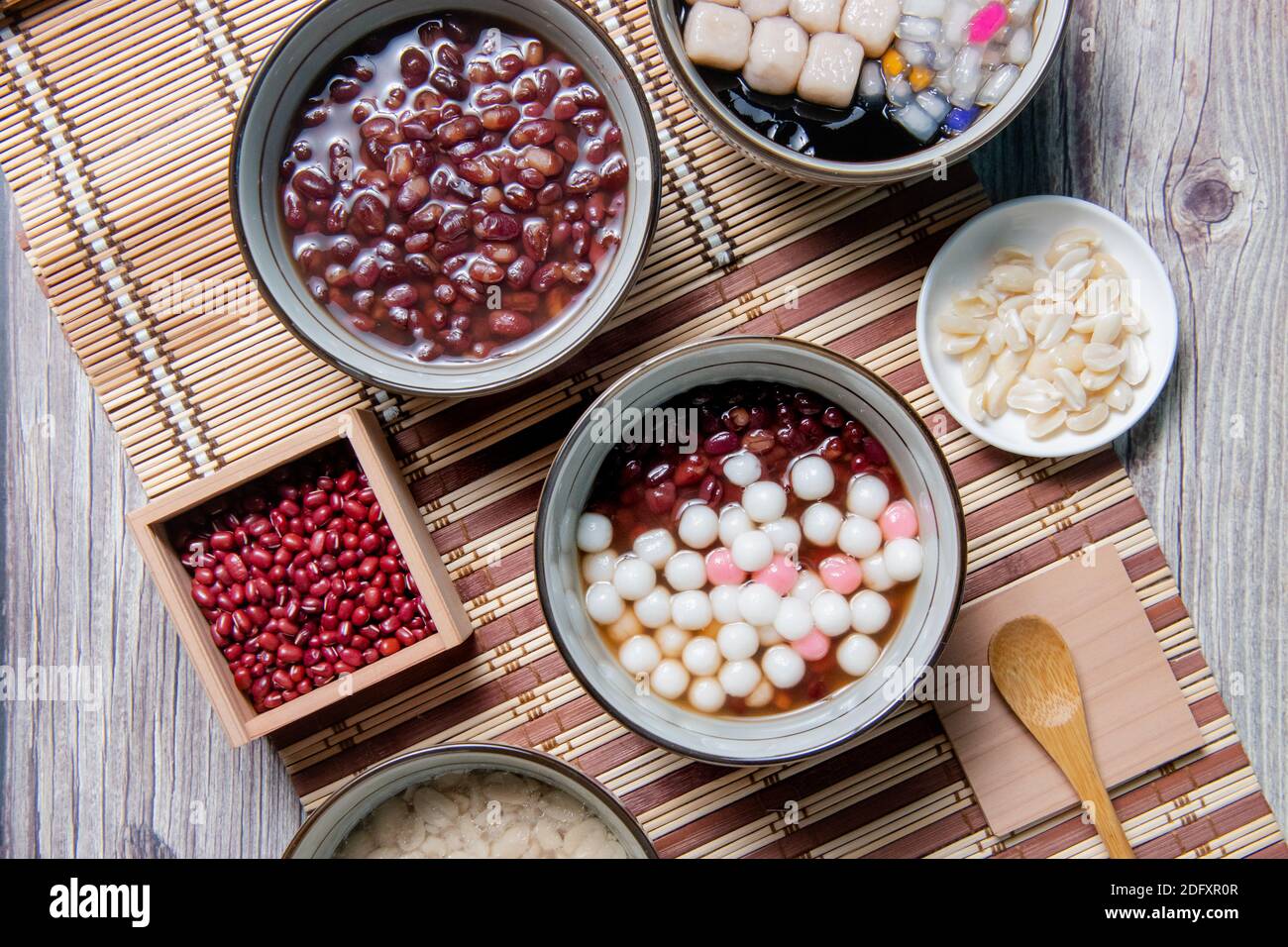 Boulettes de riz gluant chinois, chinois sont mangés pendant (Yuanxiao) servi Comme un dessert sur un festival de lanterne, le jour de mariage chinois Et Solstice F d'hiver Banque D'Images
