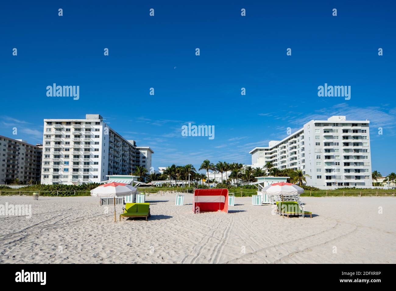 Salon de l'hôtel Miami Beach et parasols pour les touristes Banque D'Images