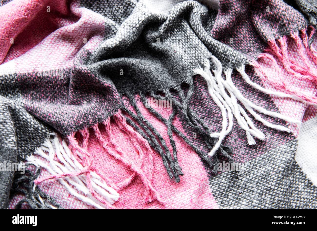 Couverture tissée de couleur rose et grise. Vue de dessus. Banque D'Images
