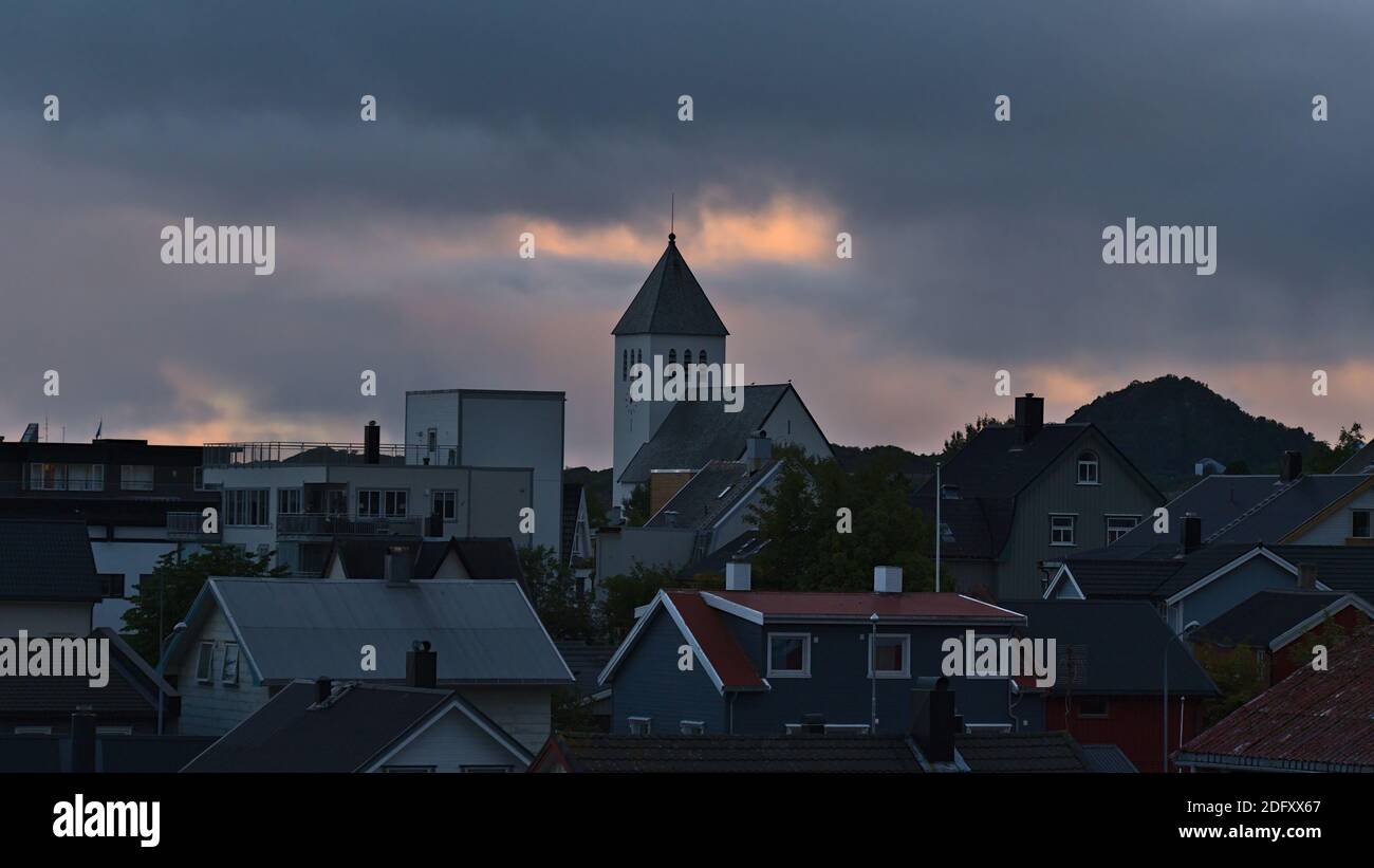 Belle vue sur le centre du village de pêcheurs Svolvær sur l'île d'Austvågøya, Lofoten, Norvège avec église (Kirke), maisons et toits à la lumière du soir. Banque D'Images
