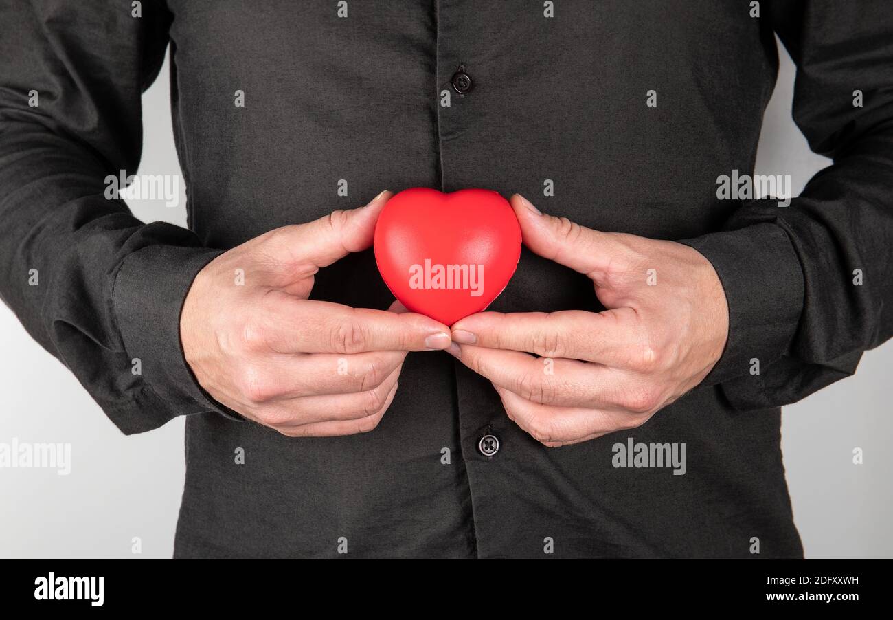 Homme portant le symbole du coeur au corps. Concept de santé des organes internes. Symbole de l'amour. Banque D'Images