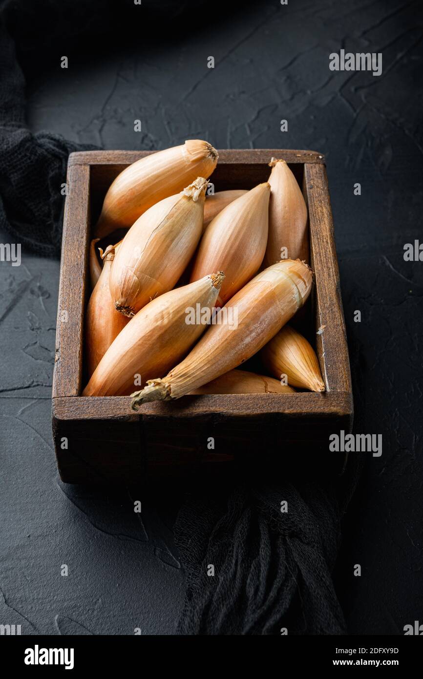 Oignon D Echalote Entier De Bebe Cru Sur Fond Noir Texture Photo Stock Alamy Oignon D Echalote Entier De Bebe Cru Sur Fond Noir Texture Photo Stock Alamy