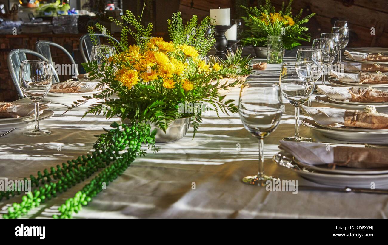 Table posée avec couverts et vaisselle au coucher du soleil Banque D'Images