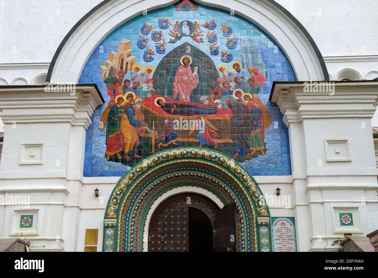 Yaroslavl, Russie - 14 août 2020 : icône en mosaïque sur le mur de la cathédrale de l'Assomption de la Sainte Vierge Marie. Anneau d'or de Russie Banque D'Images