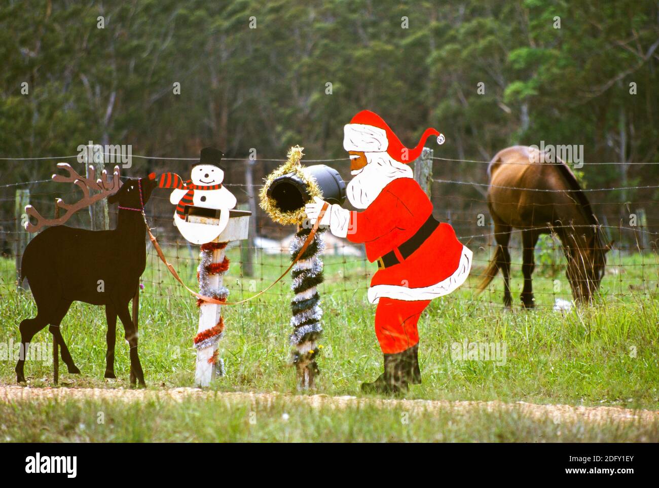 Décorations de Noël montées sur une clôture de ferme en Australie rurale Banque D'Images